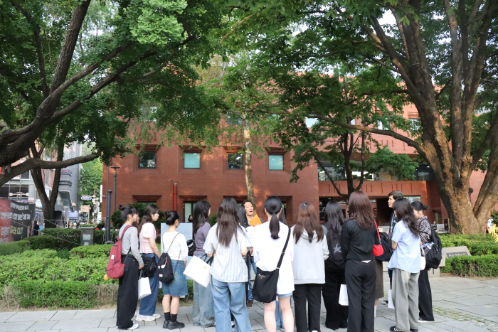 붙임2. 2025년 이용자 대상 대학로 예술공간 투어 현장 이미지