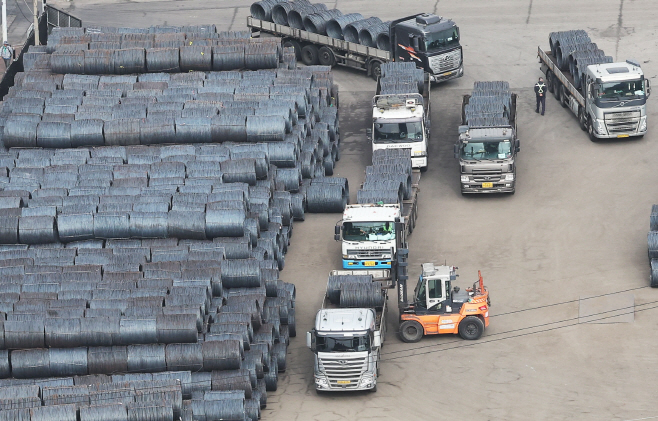 평택항에 쌓여있는 철강 제품<YONHAP NO-5574>