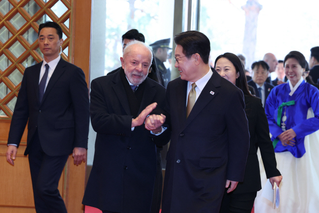청와대 본관 들어서는 한-브라질 정상