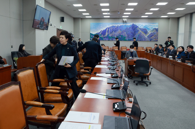 표결 앞두고 퇴장하는 국민의힘 운영위원들<YONHAP NO-7087>