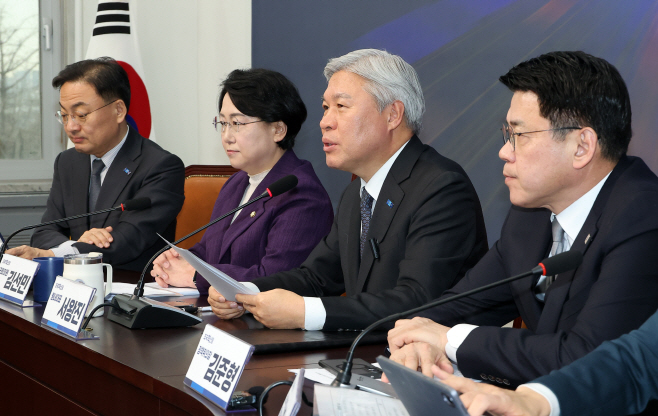 조국혁신당 의원총회, 발언하는 서왕진 원내대표<YONHAP NO-1954>