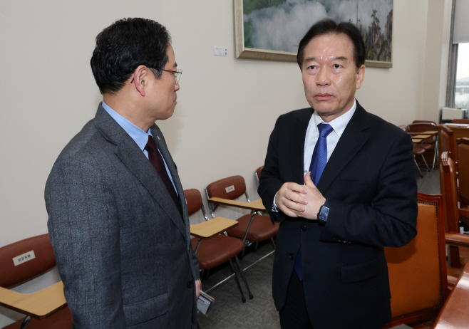 논의하는 국회 대미특위 여야 간사<YONHAP NO-2114>