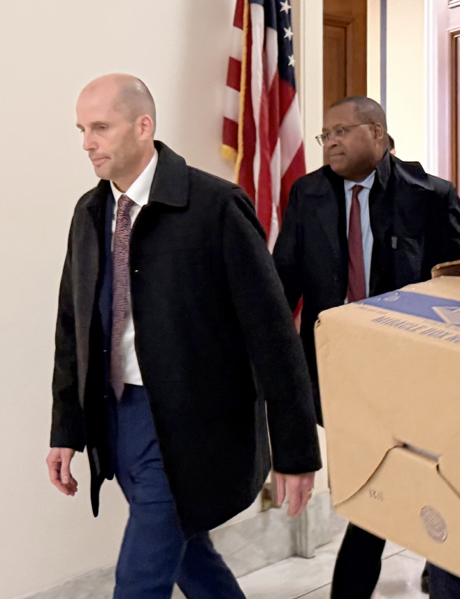 증언 마치고 나오는 쿠팡 로저스 대표