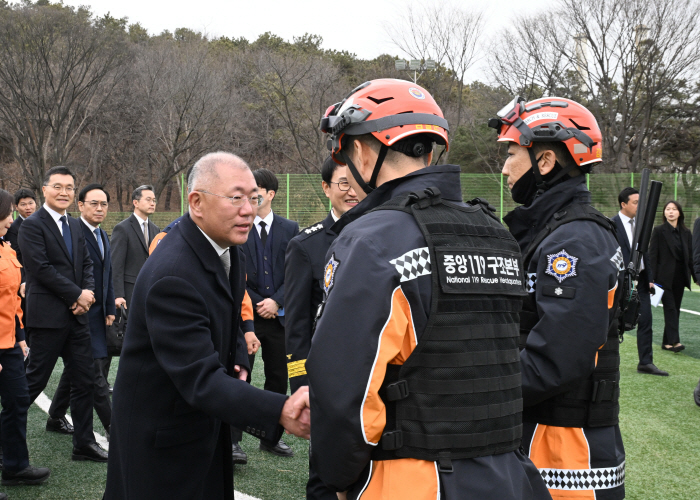 사진 13) 현대차그룹 무인소방로봇 기증식