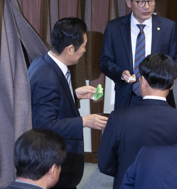 3차 상법개정안 필리버스터 종결 기표 마친 정청래<YONHAP NO-6029>