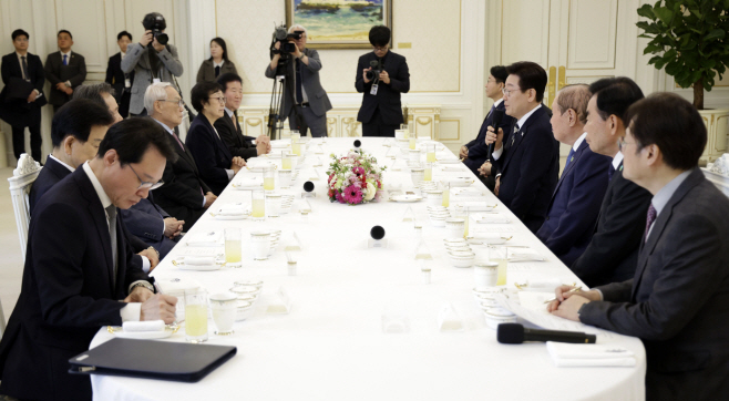 이재명 대통령, 민주당 상임고문단 오찬 간담회