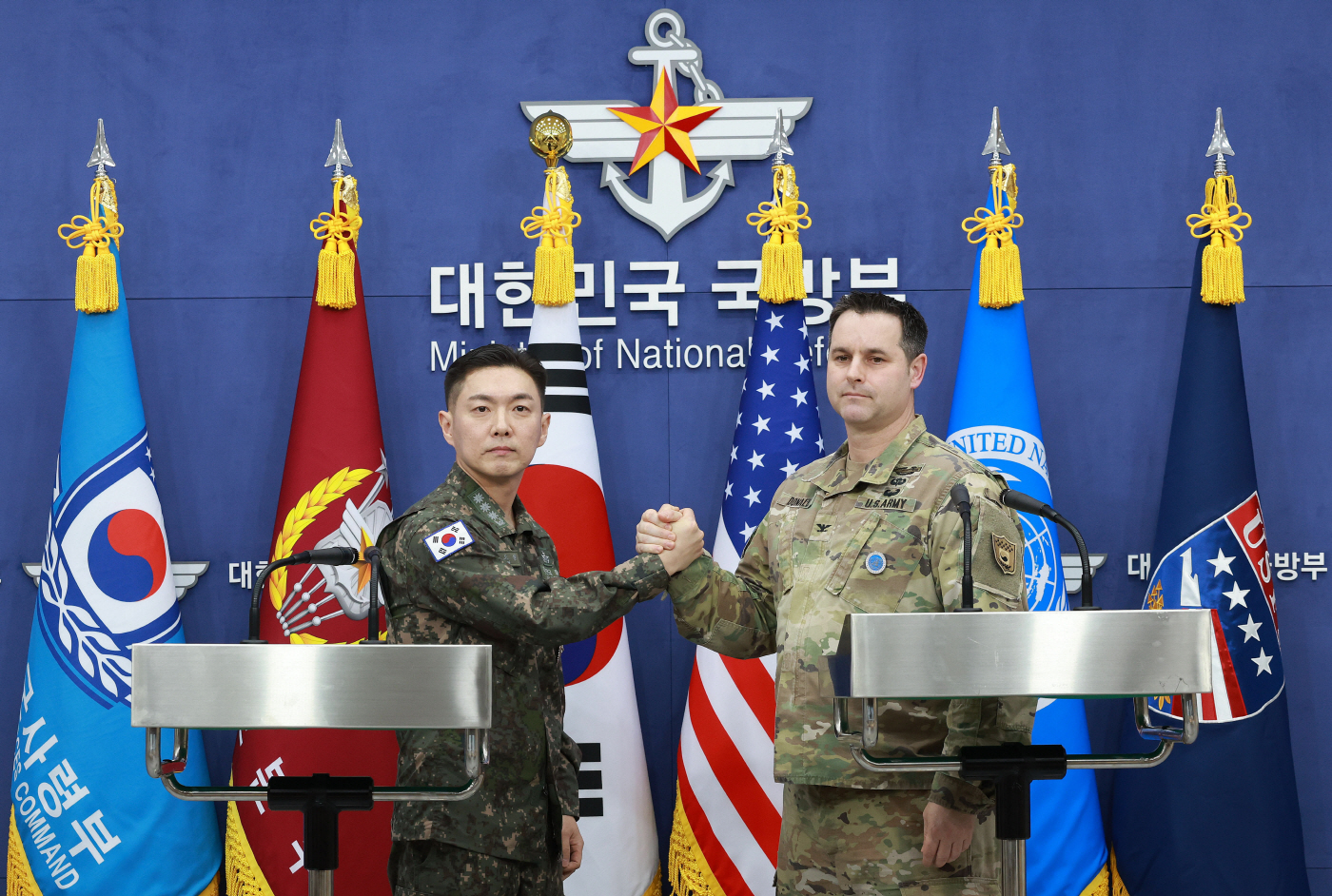 손 맞잡은 장도영 합참 공보실장-주한미군 공보실장<YONHAP NO-5593>