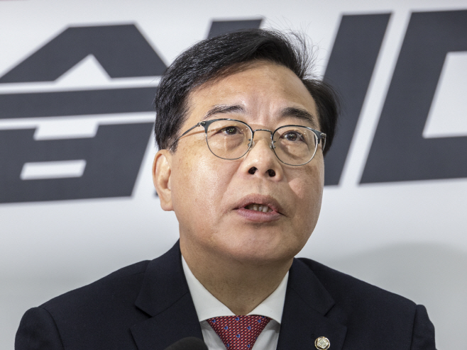 현안 관련 발언하는 송언석 원내대표<YONHAP NO-3771>