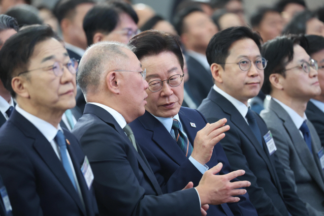대화하는 이재명 대통령과 정의선 현대차그룹 회장