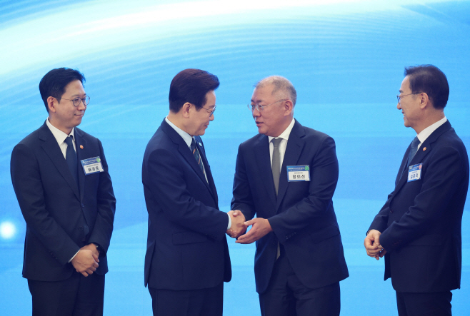악수하는 이재명 대통령과 정의선 현대차그룹 회장
