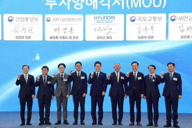 이재명 대통령, 새만금 로봇·수소·AI 시티 투...<YONHAP NO-4087>