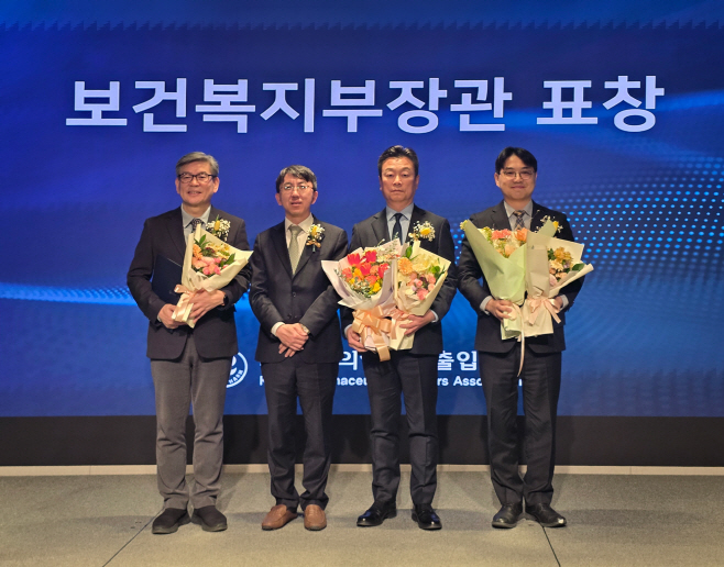 동화약품 사진자료_(왼쪽에서 세 번째)유준하 동화약품 대표_한국의약품수출입협회 보건복지부장관 표창