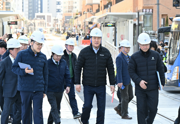 사진1. 오세훈 서울시장이 27일(금) 위례선 트램 105정거장에 방문하여 현장을 점검하고 있다.