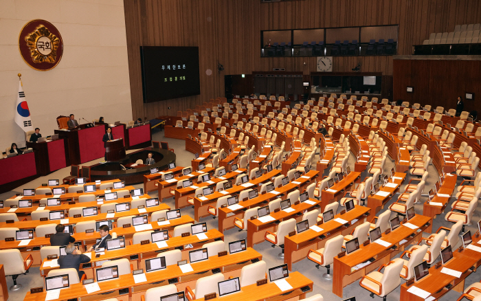 국민투표법 무제한 토론하는 조정훈 의원<YONHAP NO-3582>