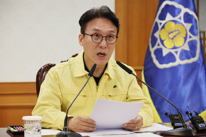 중동 상황점검 긴급 관계부처회의 주재하는 김민...<YONHAP NO-5181>