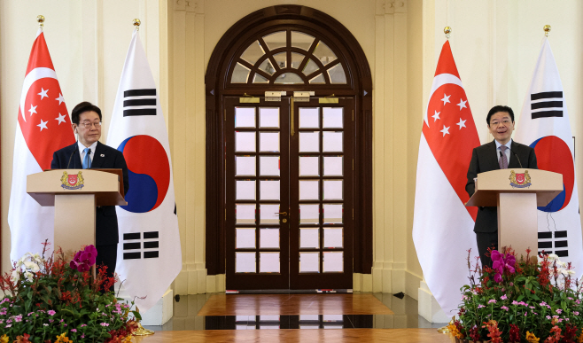공동언론발표 하는 한-싱가포르 정상<YONHAP NO-3781>