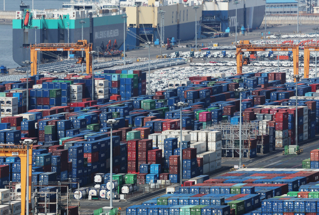 평택항에 쌓여있는 컨테이너<YONHAP NO-4242>