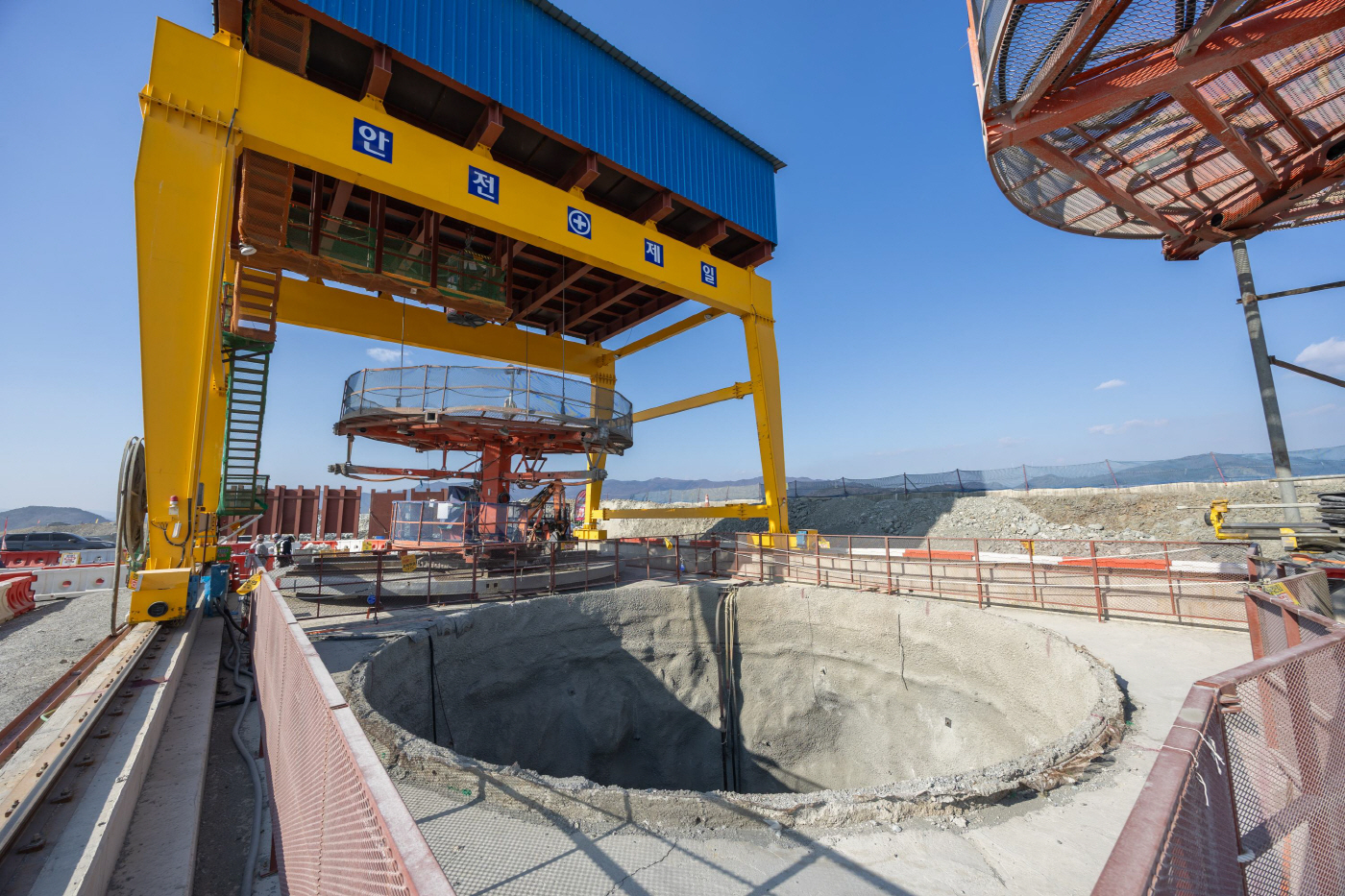 DL이앤씨 RBM 수직터널 굴착 완료 사진