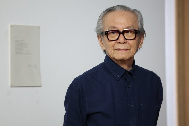 질문 듣는 이건용<YONHAP NO-4411>