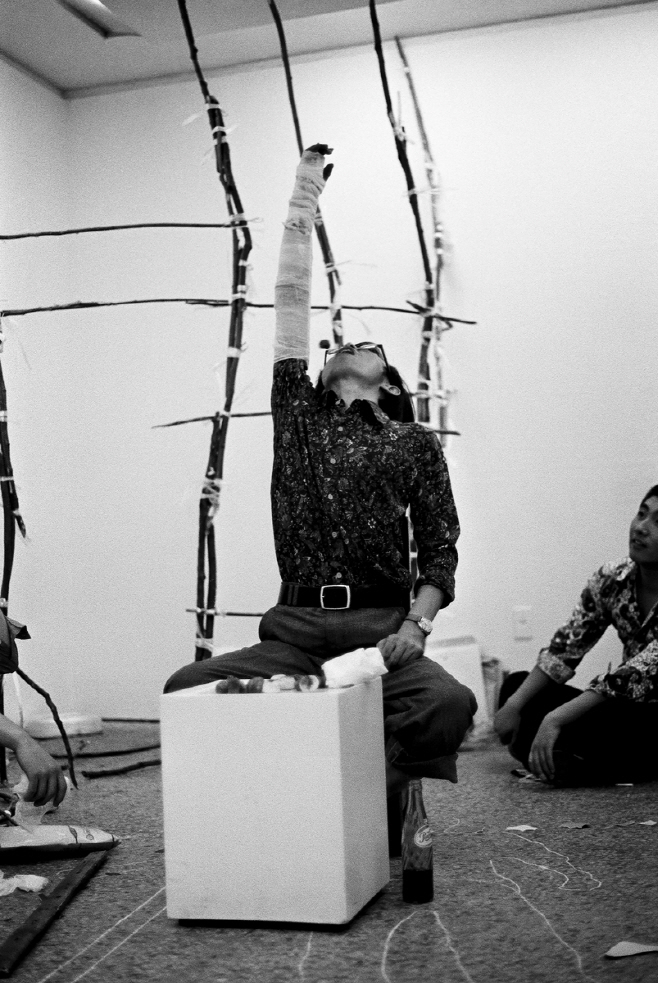 이건용 퍼포먼스 건빵먹기 의 모습 페이스갤러리