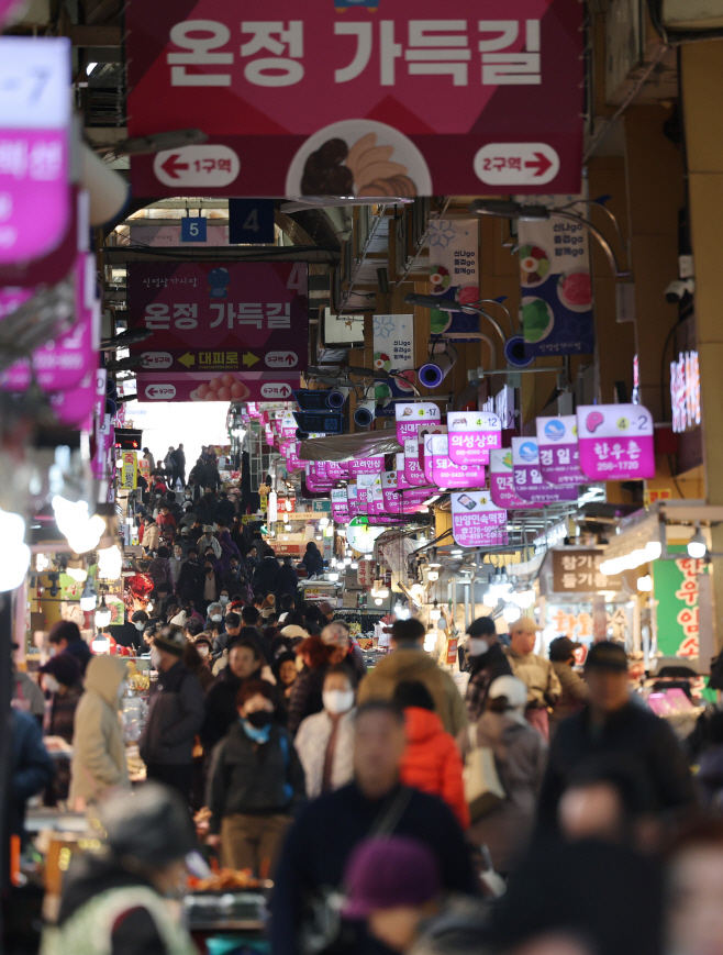 시민 발길 이어지는 전통시장