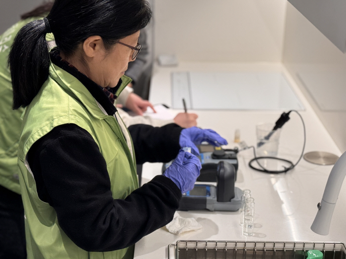 아리수 품질확인제 수질검사 장면 (2)