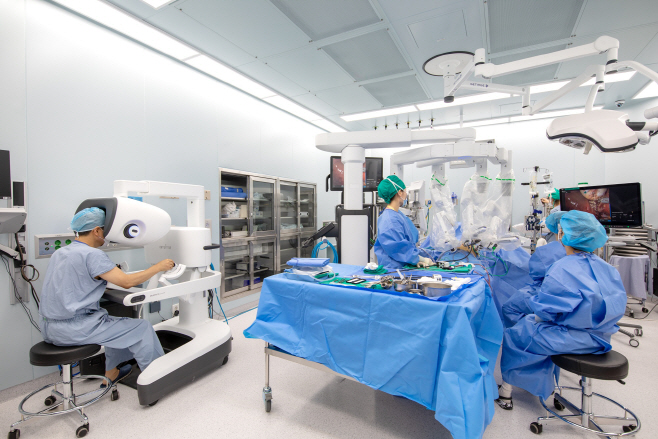 [사진 자료] 고려대 안산병원 간담췌외과 송태진 교수가 다빈치(Da Vinci) 5를 활용한 로봇담낭절제술을 시행하고 있다