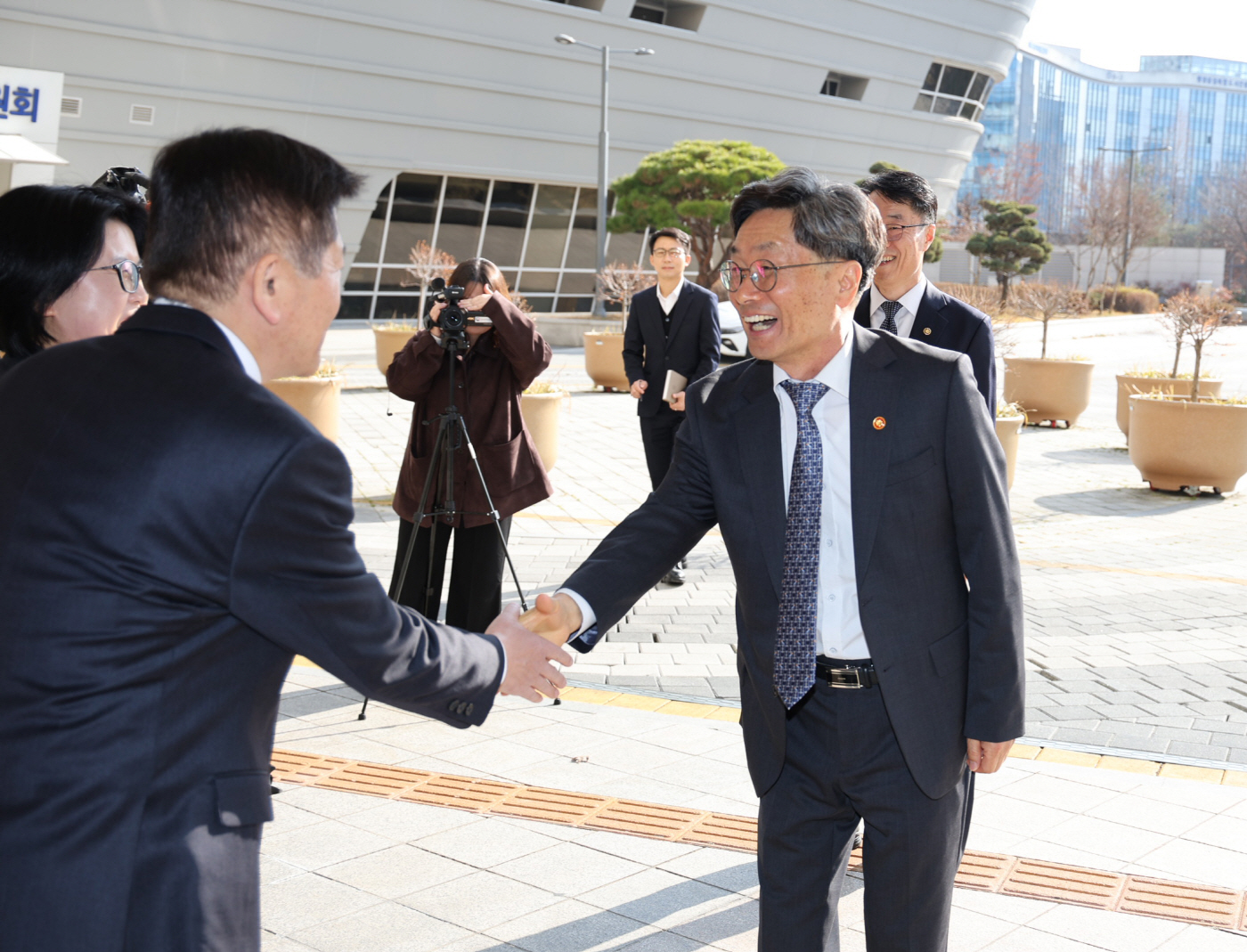 2. 인사하는 정일연 신임 국민권익위원장