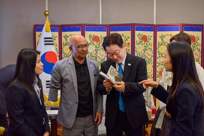 이재명 대통령, 과거 산재 피해 노동자와 재회