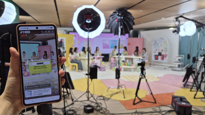 ??뷰티 토크 방송 콘셉트인 ‘요즘올영’이 대표적인 핵심 콘텐츠다.?요즘올영은 메이크업 아티스트와 크리에이터가 출연해 최신 뷰티 트렌드를 소개하고 소비자의 고민을 실시간으로 해결하는 형식의 방송이다.