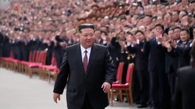 김정은, 9차 당대회 참가자들과 기념촬영<YONHAP NO-4943>