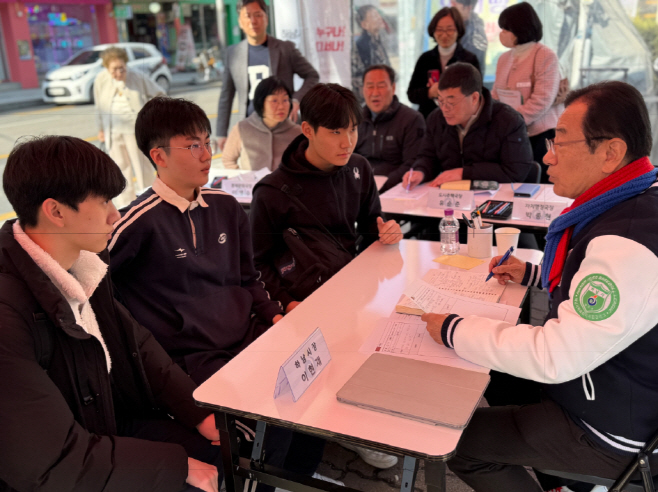 신장동 GS더프레시 앞에서 열린 이동시장실에서 남한고등학교 학생들의 통학을 위한 교통개선과 인도보수 등 학교 주변 환경 개선을 요청에 이현재 하남시장이 답하고 있다.