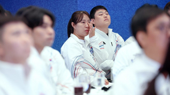 선수들 활약상 보며 눈물 닦는 조은영 영양사<YONHAP NO-5058>