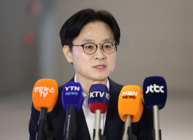 잠수함 수주 지원 위해 출국하는 김정관 산업장관<YONHAP NO-3248>