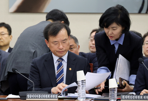 관계자와 대화하는 김종철 방송미디어통신위원회...<YONHAP NO-3394>