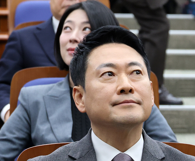 다른 곳 바라보는 장동혁과 배현진<YONHAP NO-6344>