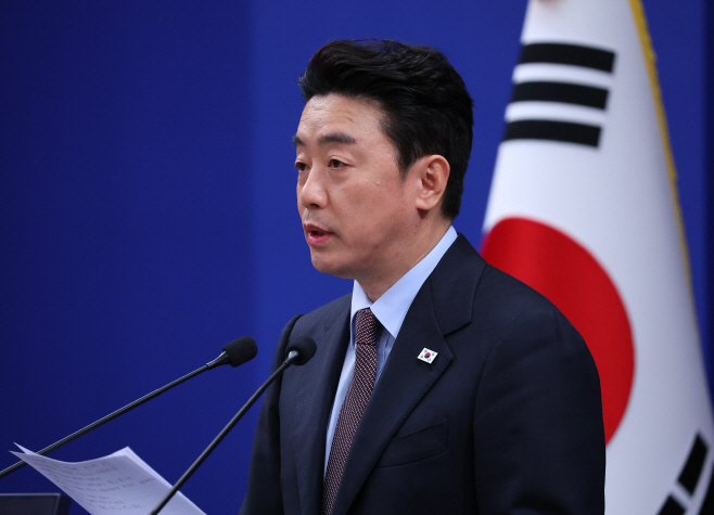 강훈식 비서실장, UAE 체류 국민 귀국 지원 및 ...<YONHAP NO-4107>