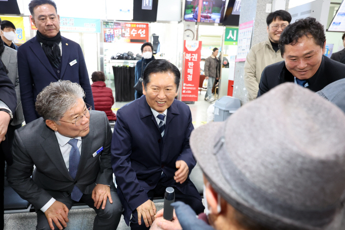 영광터미널서 주민들과 인사하는 정청래 대표<YONHAP NO-3807>