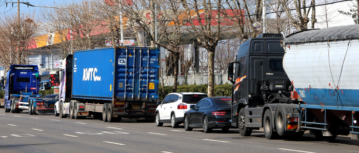 유가급등에 몰린 차량들<YONHAP NO-4537>