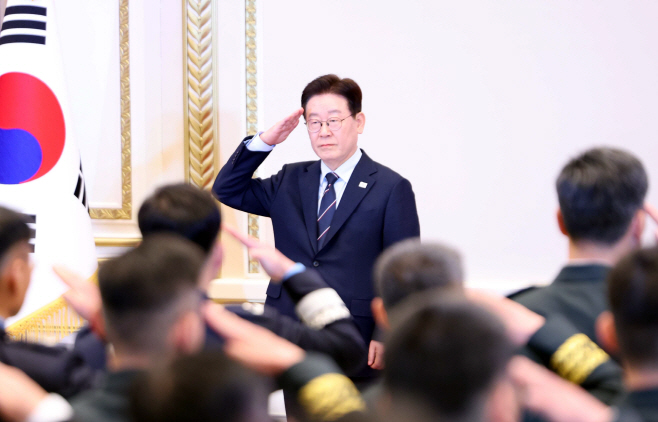2026년 준장 진급 장성 삼정검 수여식, 경례 받는 이재명 대통령