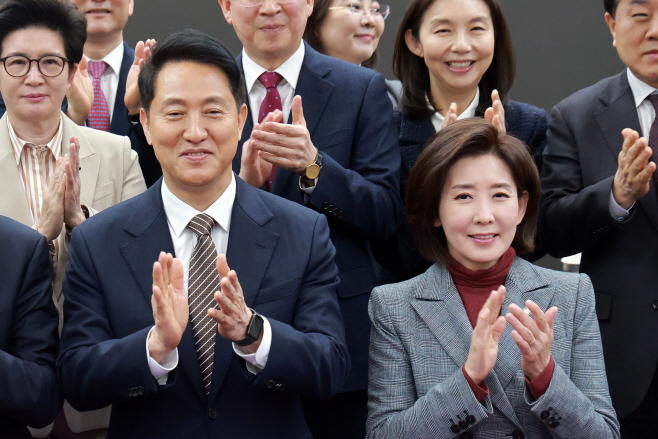 기념 촬영하는 오세훈 서울시장<YONHAP NO-3938>