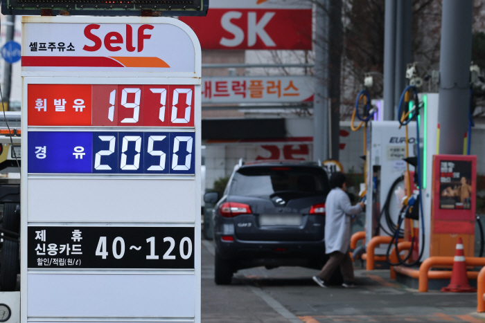 서울 주유소 기름값 1천900원대 진입…경유 가격...<YONHAP NO-3707>