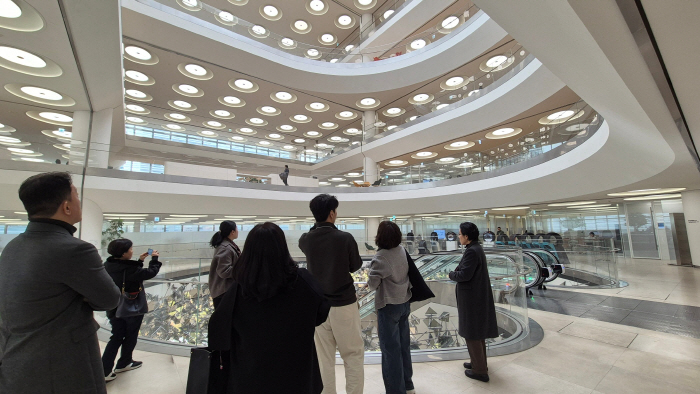 [사진자료] 지난 6일 (사)한국실내디자인학회 소속 교수진이 한국앤컴퍼니그룹 본사 ‘테크노플렉스’를 방문해 주요 공간을 둘러보고 있다.