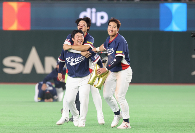 WBC 8강 진출에 기뻐하는 김도영-안현민
