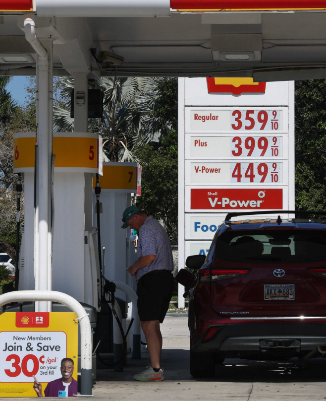 US-GAS-PRICES-SOAR-AS-OIL-JUMPS-ABOVE-$100-A-BARREL-AMID-IRAN-CO