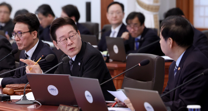 구윤철 부총리에게 질문하는 이재명 대통령