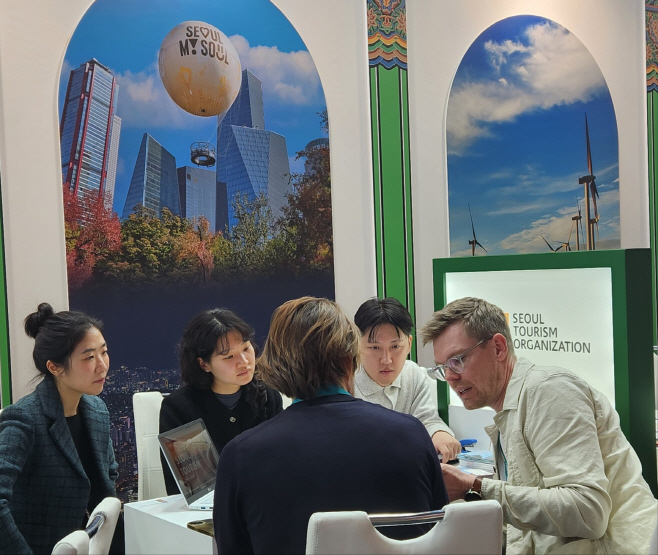 [한국관광공사] 한국관에서 현지 여행사와 비즈니스 상담을 진행 중이다