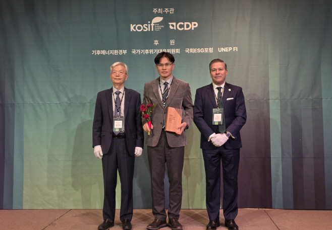 [참고사진]삼성전기 최종민 상무가 수자원부문 우수상을 수상받고 있다. (왼쪽부터)CDP한국위원회 장지인 위원장, 삼성전기 최종민 상무, CDP 호세 오르도네스 APAC 총괄대표