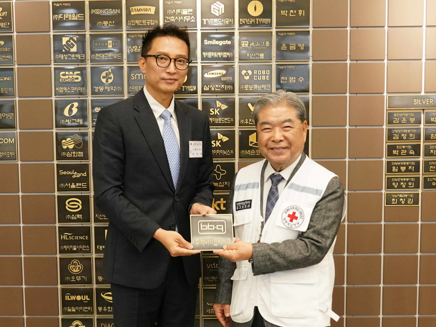 [사진1] BBQ치킨_BBQ가 지역사회 나눔 활동의 공로를 인정받아 대한적십자사 경기도지사 ‘명예의 전당’에 승격됐다. 사진은 제너시스~