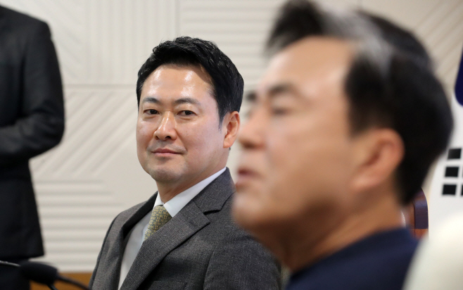 경청하는 장동혁<YONHAP NO-4717>